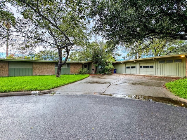 single story home featuring a front lawn