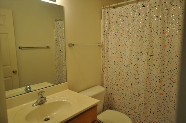 full bathroom with a shower with curtain, vanity, and toilet