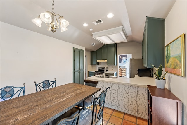 kitchen featuring vaulted ceiling, kitchen peninsula, green cabinets, stainless steel range oven, and a kitchen breakfast bar