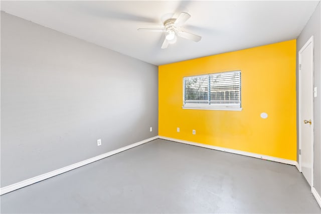 empty room featuring ceiling fan and concrete floors