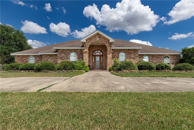 view of front of house with a front lawn