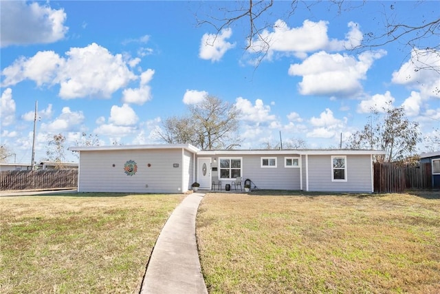 view of front of house featuring a front yard