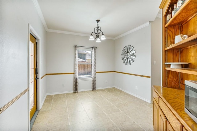 empty room with a chandelier, ornamental molding, and baseboards