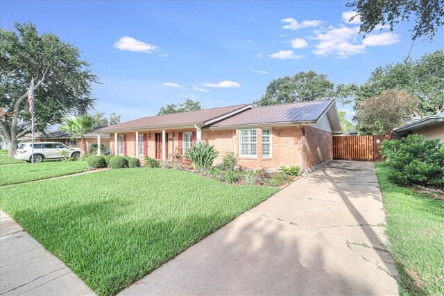 single story home featuring a front yard