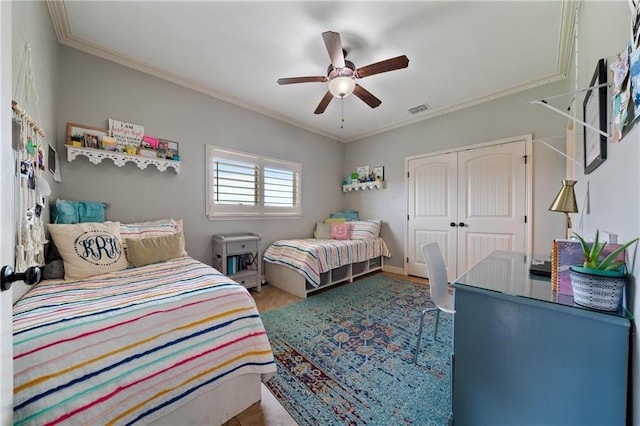 bedroom with a closet, ceiling fan, and ornamental molding