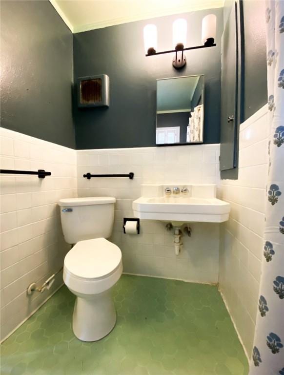 601 E Joyce St, Bishop, TX 78343 - bathroom featuring tile walls, wainscoting, and tile patterned floors