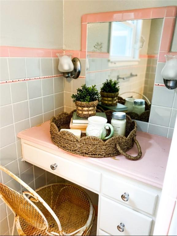 601 E Joyce St, Bishop, TX 78343 - bathroom featuring tile walls