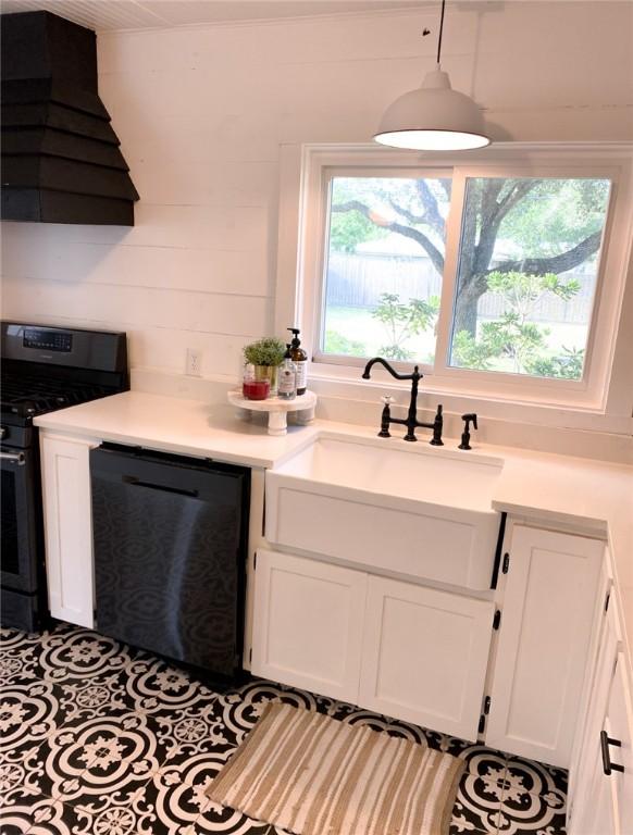 601 E Joyce St, Bishop, TX 78343 - kitchen featuring premium range hood, black appliances, white cabinetry, and light countertops