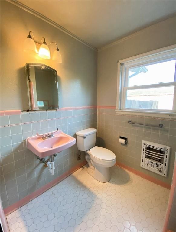601 E Joyce St, Bishop, TX 78343 - bathroom with heating unit, crown molding, tile walls, wainscoting, and tile patterned floors