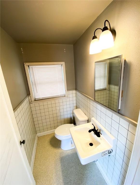601 E Joyce St, Bishop, TX 78343 - bathroom featuring tile walls and a wainscoted wall