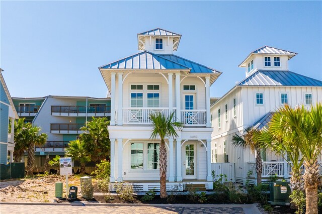 view of front facade featuring a balcony