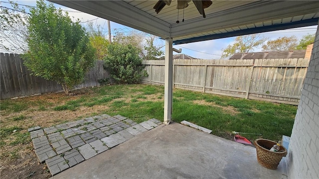 view of yard featuring a patio area, a fenced backyard, and a ceiling fan