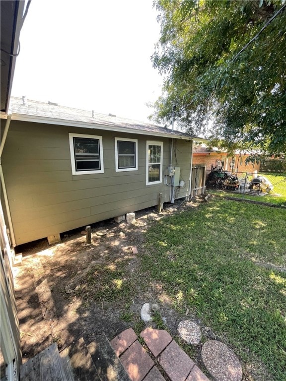 back of house featuring a lawn