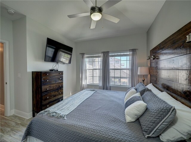 bedroom featuring ceiling fan