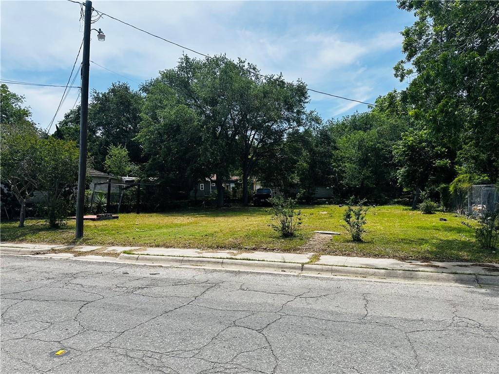 1929 Comanche St, Corpus Christi, TX 78408