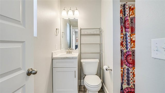 bathroom with a shower with curtain, vanity, and toilet