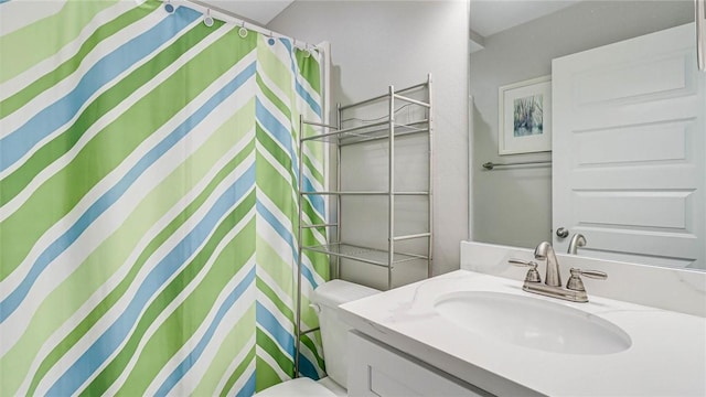 full bathroom featuring a shower with curtain, vanity, and toilet