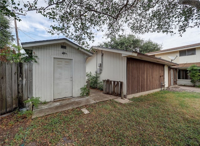 view of outdoor structure with a yard