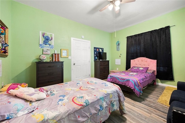 1009 E Sinton St, Sinton, TX 78387 - bedroom featuring wood finished floors and ceiling fan