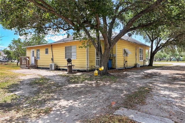 1009 E Sinton St, Sinton, TX 78387 - view of front of property featuring central AC