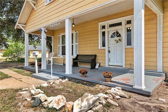 1009 E Sinton St, Sinton, TX 78387 - view of exterior entry with a porch