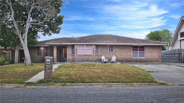 ranch-style house featuring a front yard