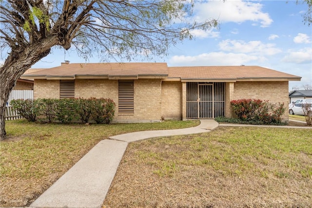 single story home featuring a front yard