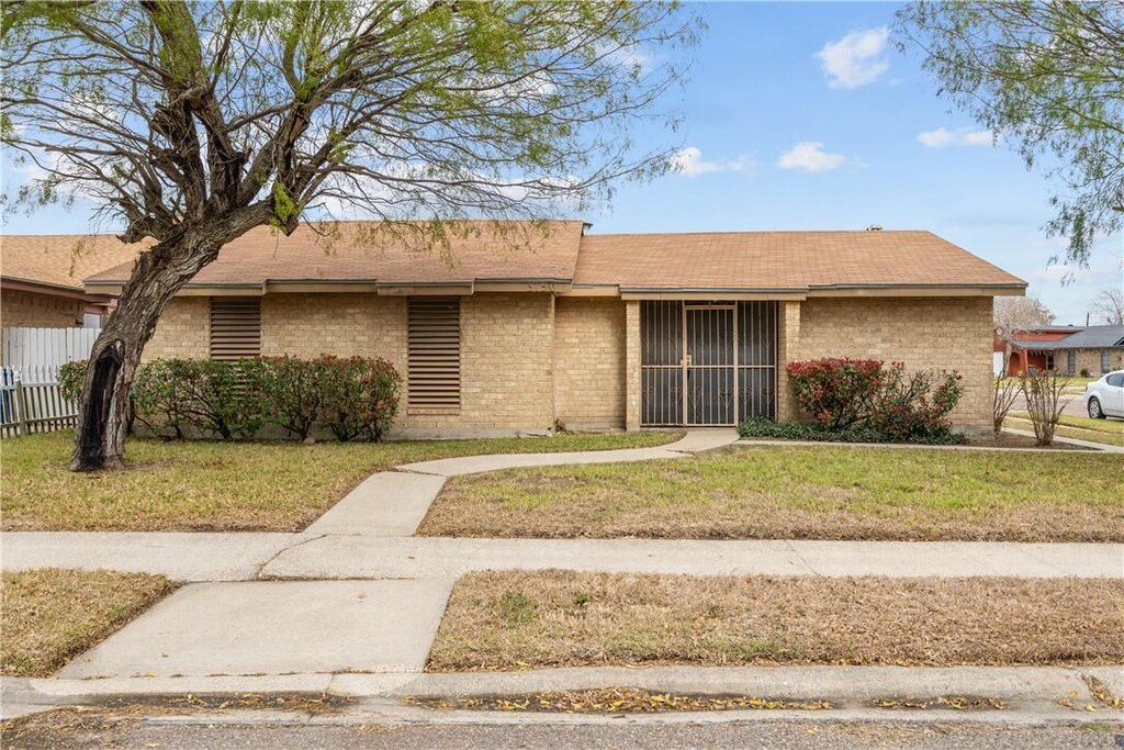 view of front of property with a front yard