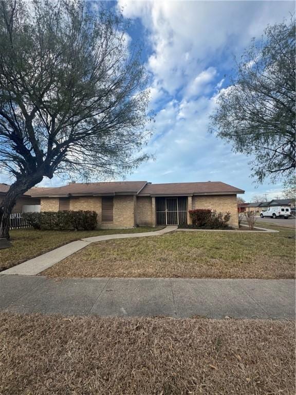 view of front of property with a front yard