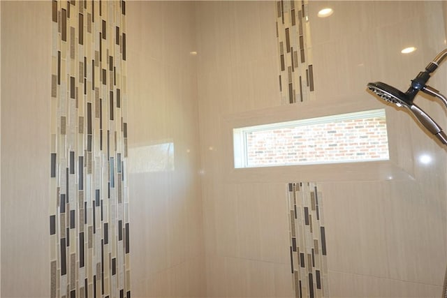 room details featuring a tile shower