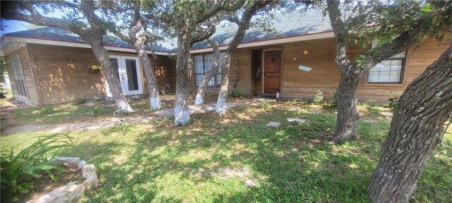 167 Shady Oak, Rockport, TX 78382 - view of front facade featuring a front lawn