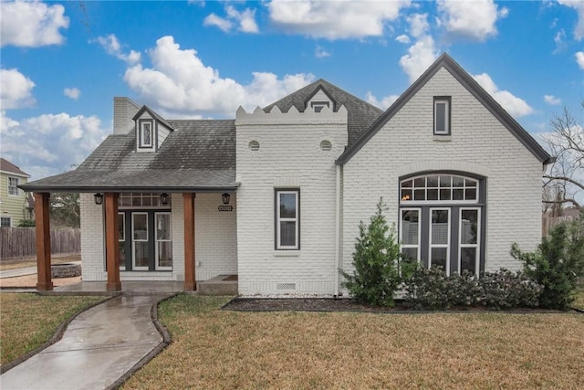 view of front of property featuring a front yard and covered porch