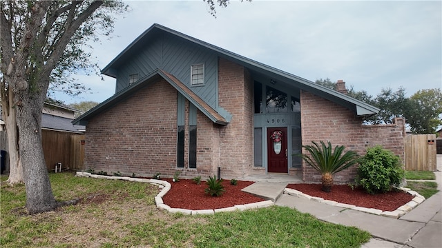 view of front facade with a front lawn