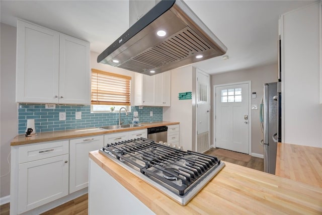 521 Woodhaven, Ingleside, TX 78362 - kitchen featuring custom exhaust hood, butcher block counters, a sink, appliances with stainless steel finishes, and light wood-style flooring