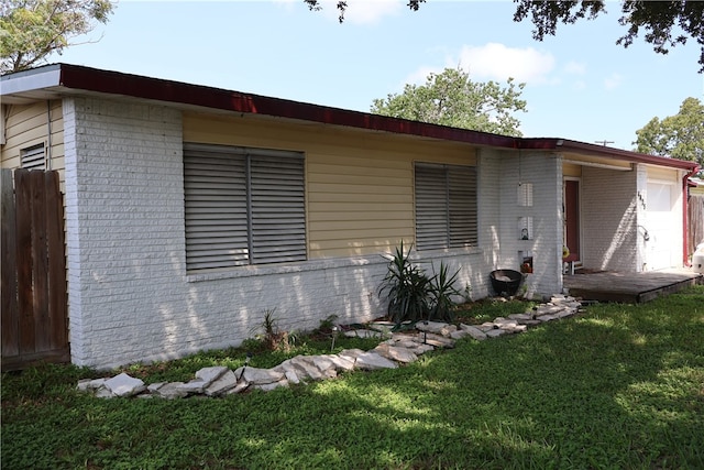 view of front of home featuring a front yard