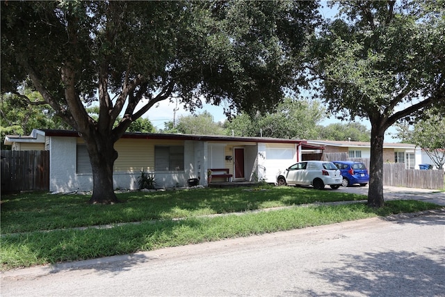 single story home featuring a front lawn