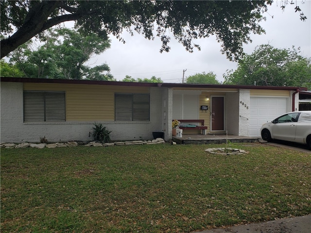 view of front facade featuring a garage and a front yard