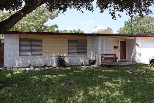 view of front of property featuring a front yard