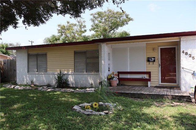 view of front of house with a front lawn