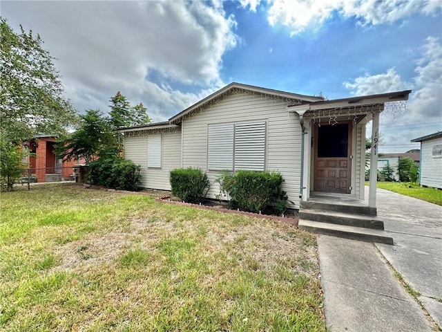 view of front of property with a front yard