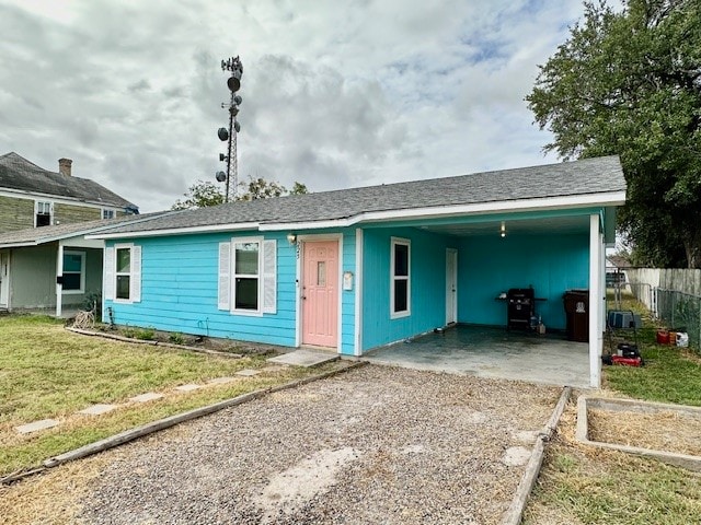 view of front of property with a front yard