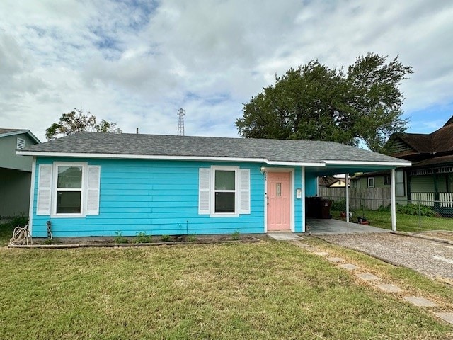 view of front of home featuring a front lawn and a carport