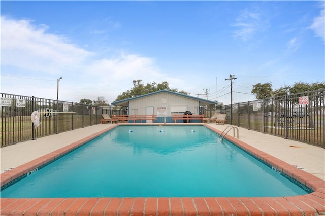 view of swimming pool