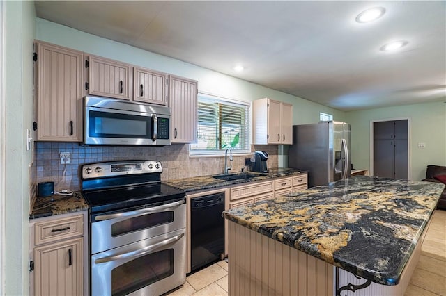 177 Grapevine Dr, Rockport, TX 78382 - kitchen with appliances with stainless steel finishes, a sink, tasteful backsplash, a center island, and recessed lighting