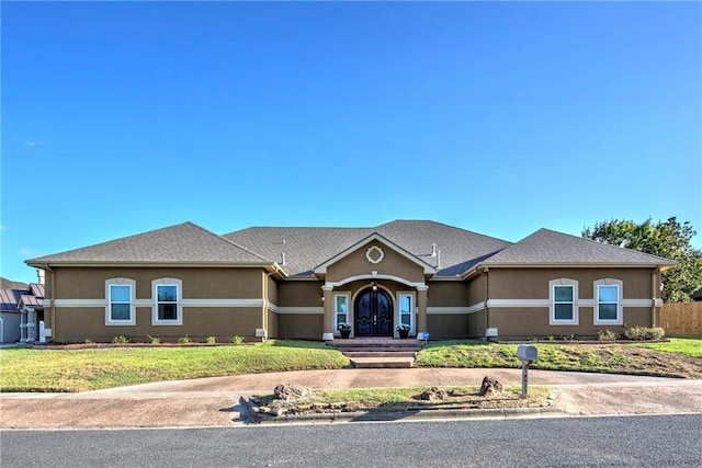 view of front of house featuring a front lawn