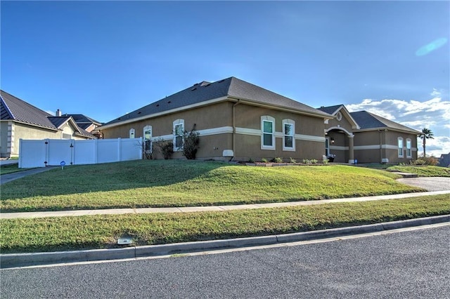 view of front of property featuring a front lawn