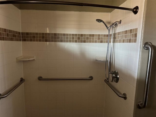 bathroom featuring tiled shower