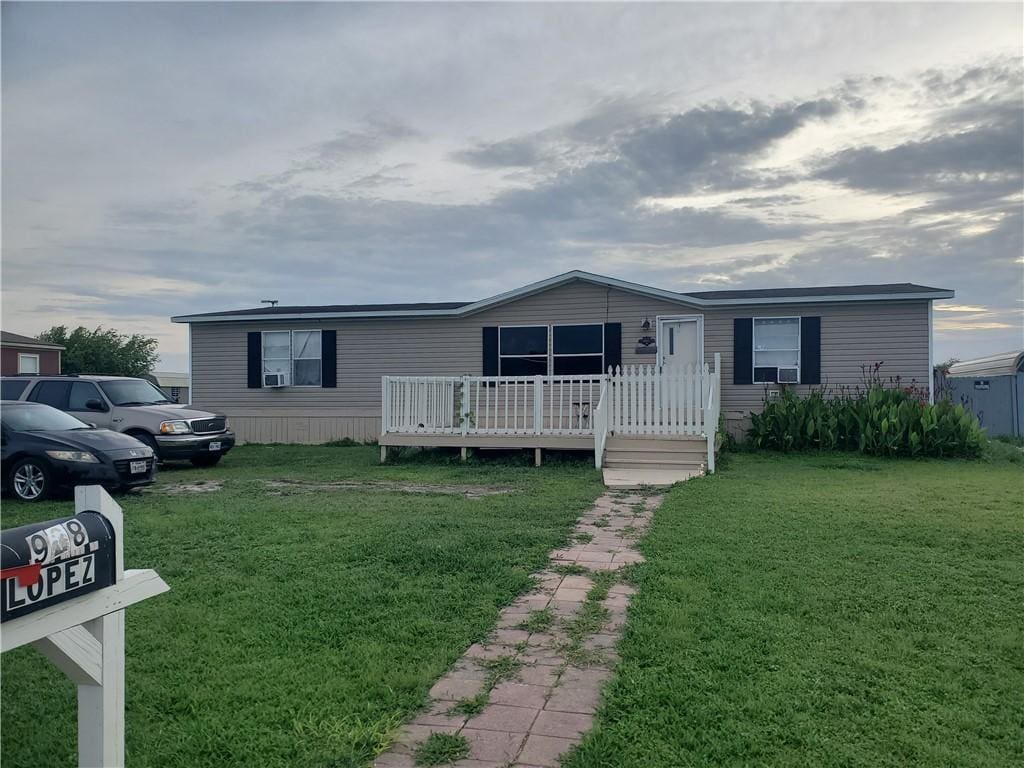 928 Verde Dr, Sinton, TX 78387 - photo 1