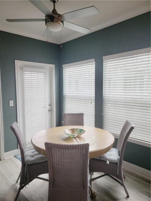14802 Whitecap Blvd Unit 3-106, Corpus Christi, TX 78418 - dining area with light wood finished floors, crown molding, and ceiling fan