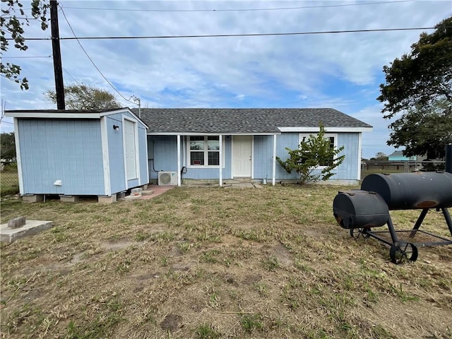 single story home with a front lawn